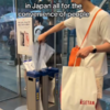 濡れた傘を自動で包みトイレのフタが自動で閉じる国JAPAN。