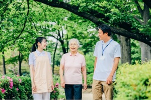 介護保険外の自費サービスとは？サービスの種類や費用、メリット・デメリットについて解説！
