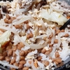 【簡単絶品】輸入豚肉とスーパーのカット野菜炒めの卵とじ風納豆添え丼がうまい！ 食えりゃなんでもいい！