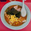 ラーメンショップ 高田店 - 初の「味噌チャーシューメン」検証。「サッポロ一番 みそラーメン」を少し彷彿。卓上のニンニクとラージャンで深みとコクマシで絶妙にカバー。しかし、醤油の時よりも卓上に素直に頼ってしまった部分から、個人的には通常の醤油派かもしれない。