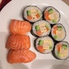 前菜のお寿司とアボカド料理