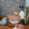毛糸で作る鳥モチーフを活用！紅茶好きロンドンポタリーポットカバー