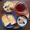 今日の朝食ワンプレート、チーズトースト、三角の紅茶、お豆とキャベツのサラダ、フルーツグラノーラヨーグルト