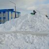 大雪の国後島・古釜布 除排雪で出来た雪の山 子供が危険なそり遊び