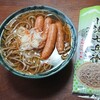 シャウエッセン蕎麦（信州ほしの『信州田舎そば 小諸七兵衛』）