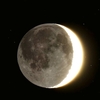 月（月齢3.8、地球照）