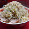 ラーメン二郎 上野毛店 - クリスマスイブは結果的に上野毛一択。豚は肉肉しい好みの部位が基本2枚の所、クリスマスに嬉しい特典追加肉で3枚。麺は、うどんみたいに太いのや、くっついてだまになって縮れているものも。粉感もなくツルツル系で細く、オーション感をあまり感じないタイプで、正直あまり良くない時のカタカタ。まぁこれも味。