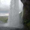 裏側に回れる滝！アイスランドのセリャランズフォス