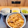 吉野家6号線白鳥店｜電源＆フリードリンクあり！カフェみたいな牛丼屋？！