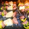 おうちBBQをオーブンで 牛肩肉と玉ねぎの串焼きをワイルドに食べる