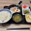 吉野家でハムエッグ納豆定食を、醤油マストで食べました。