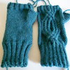 極太糸で編むアラン模様のハンドウォーマー・編みあがり