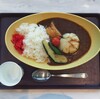 玉ねぎ丸ごとカレーとたぬきケーキ