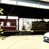 瓦町駅近くの踏切で追憶の赤い電車と琴平線車両
