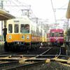 朝ラッシュ600形と還暦の赤い電車の交換