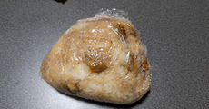 ふとした瞬間思い出す、昔のローソンの紙みたいな包装のおにぎり