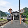 晴れているのになぜ「大雨のため列車の運転を見合わせる」のか、いつまで待てばいいのか