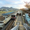 運転見合わせ　端岡駅では