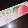 『オハヨー乳業』の“ぜいたく果実 白桃アイスバー”