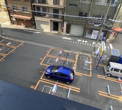 ★ビルの隙間の青い車