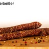 ソーセージ８　「ドイツのサラミ／世界のソーセージ（６）」　Salamiは，Würstchen，Bratwurstに次いで，ドイツで3番目に人気のあるソーセージ．イタリアのサラミに比べ，ドイツのサラミは厚みがあり，ブナのチップで燻製されることが多い．ハーブ，胡椒，パプリカなどで味付けしたものもある．主にサンドイッチのトッピングとして冷やして食べる．伝統的には，前菜としてワインのお供に薄くスライスして出される．伝統的なサラミの例としてPfefferbeißer，Greußener Salami　などがある．