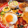 異国メシを食べる