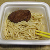 貧乏飯－ゆでうどんの調理例（ハンバーグ、生卵）