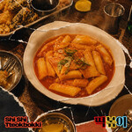 孫盛希「Tteokbokki」歌詞意味 — 辣炒年糕裡藏著的青春友情與不想回家的夜晚