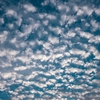 親指でわかる！ひつじ雲といわし雲の違い ―― 秋の空は見どころいっぱい