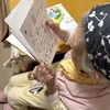 夜、デイの予習に励む母