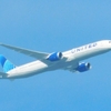 青空をバックに飛行中のユナイテッドエア