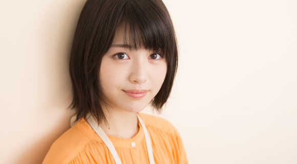 現役女子高生女優・浜辺美波が男性と食べたいのは「アツアツのから揚げ」だった【女優メシ】
