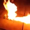 スマホのバッテリーをナイフで刺すと大爆発する動画これは怖い