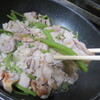 先日の山菜のミズの炒め物・・ミズｘ鶏ナンコツｘ豚バラのスライス