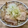 【今週のラーメン５００１】くじら食堂 nonowa東小金井店（東京・東小金井）豚そば 肉増し ネギ増し ＋ サッポロラガービール 赤星 中瓶　〜素朴さと優しさが染み入る清湯豚！楽しさ溢れる極太ピロピロ麺！そして円やかな旨味！