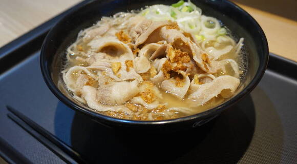 【やみつき系】富士そばの「肉骨茶そば」は海外赴任した社員のアイデアが実現した一杯だった