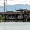 奈良県の珍スポット。国指定重要文化財の古墳の堀の水上に住宅が・・・土地の権利関係とかどうなってるんだろうか。