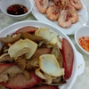香港地元飯、熟食中心：鹵水盛り合わせ、茹で蝦、乳鴿（パリパリ鴿さん）、揚げ物のおつまみなど（ホンハム街市、文記）