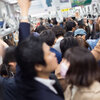 負のオーラに包まれる都心の電車