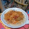 赤と緑のパスタ