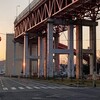 夕陽に照らされる若戸大橋の横を通り、