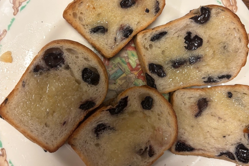 【世田谷パン祭り】レーズンパンを食べる