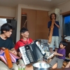 こうしてみんなで楽器演奏がはじまったり