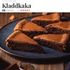 クラッドカーカ Kladdkaka　ザッハトルテ同様，世界のチョコレートケーキの紹介で必ず取り上げられ，ランキングされた時にはより上位に去ることが多いスウェーデン伝統のチョコレートケーキ．卵，ココア/チョコレート），バター，砂糖，小麦粉を混ぜ合わせ，濃厚で甘美なデザートに仕上げる．焼いている間，ケーキの中心は常にしっとりとし，外側の層は薄いサクサクのコーティングに変わる．スウェーデンの伝統的なコーヒーブレイク，フィーカの時に食べるのが一般的で，スウェーデンで最も愛されているデザートのひとつ．