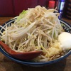 ［ま］ラーメン アキラ「温玉ピリ辛納豆ラーメン」大盛を喰らう／二郎系と納豆のマリアージュが最高 @kun_maa