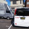 会社の駐車場で、軽トラックに