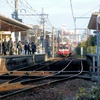 朝ラッシュ三条駅に入る京急ラッピング車両