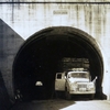 昔懐かしいトンネルとボンネットトラック