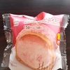 今日のおやつ　ファミリーマートのいちごクッキーシュー