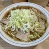 【今週のラーメン４８５９】らーめん 高尾（東京・荻窪）チャーシューメン ネギ増 ＋ メンマ皿 ＋ サッポロラガービール赤星 中瓶　〜素朴な肉と大胆なる葱山に埋もれるノスタルジック中華そば！休日のひとコマに寛ぎの旨さ！